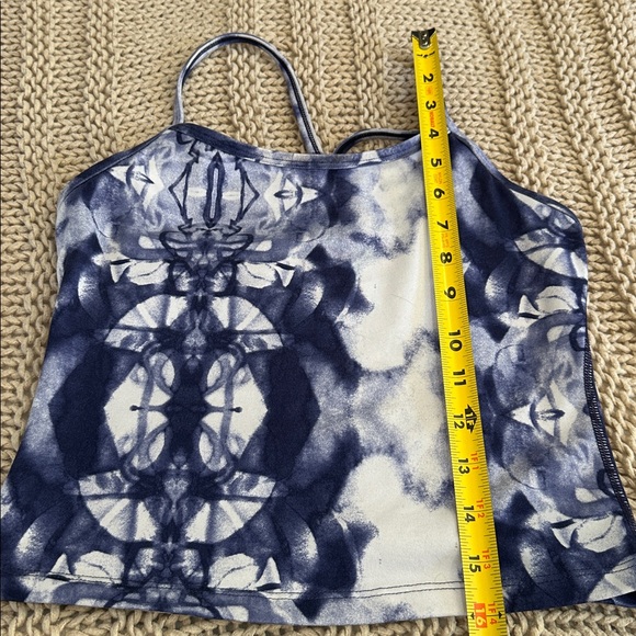 Lululemon- Blue and White Tie-Dye crop top with build in bra Tank Top size 4 - Picture 7 of 7